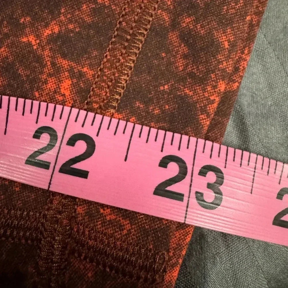 LULULEMON Wunder Train HR CROP 23" Denim Wash Print Autumn Red Black Size 20 - Picture 6 of 10